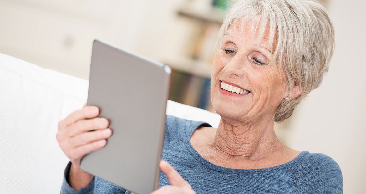 Mulher Idosa De Cabelo Loiro E Curto Mexendo Em Seu Tablet